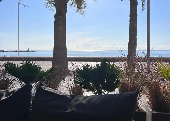 En El Paseo Maritimo, A Escasos Metros Del Mar
